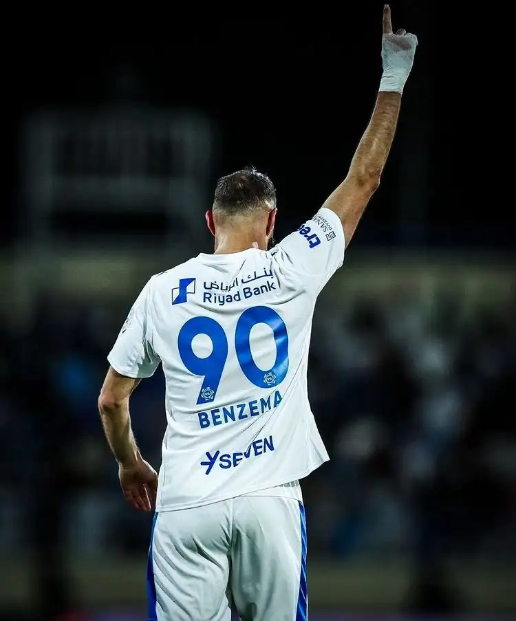 首秀即戴帽！本泽马Ins：为球队感到骄傲，感谢大家的欢迎